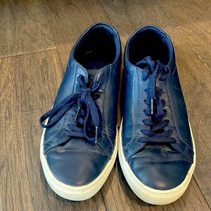 Men’s Lacoste runners size 9.5 USA. Lightly worn.